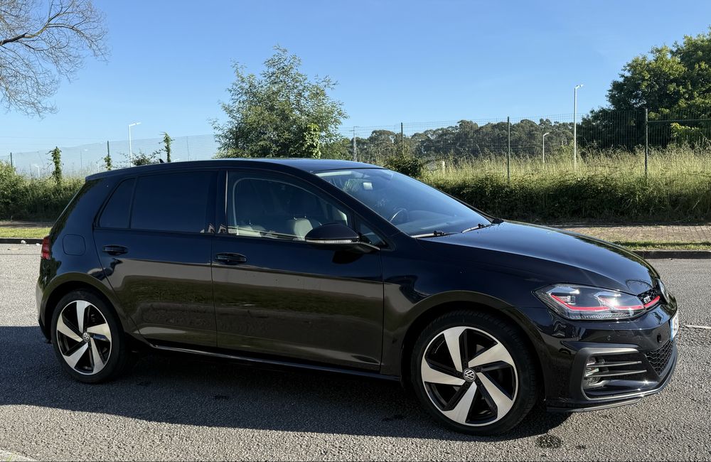 Volkswagen Golf 7,5        1.6 TDi 115cv (Look GTi)