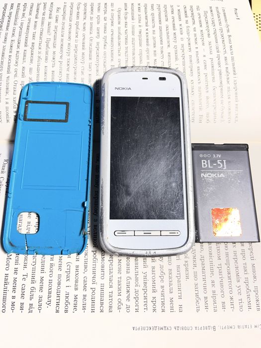 Nokia 5228 на запчастини.