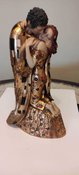 Estatueta cerâmica O Beijo. Gustav Klimt