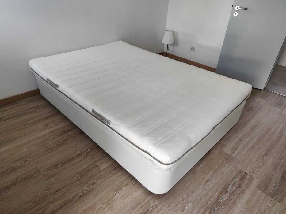 Cama branca com estrado de ripas e colchão, dim. 140 x 200 cm
