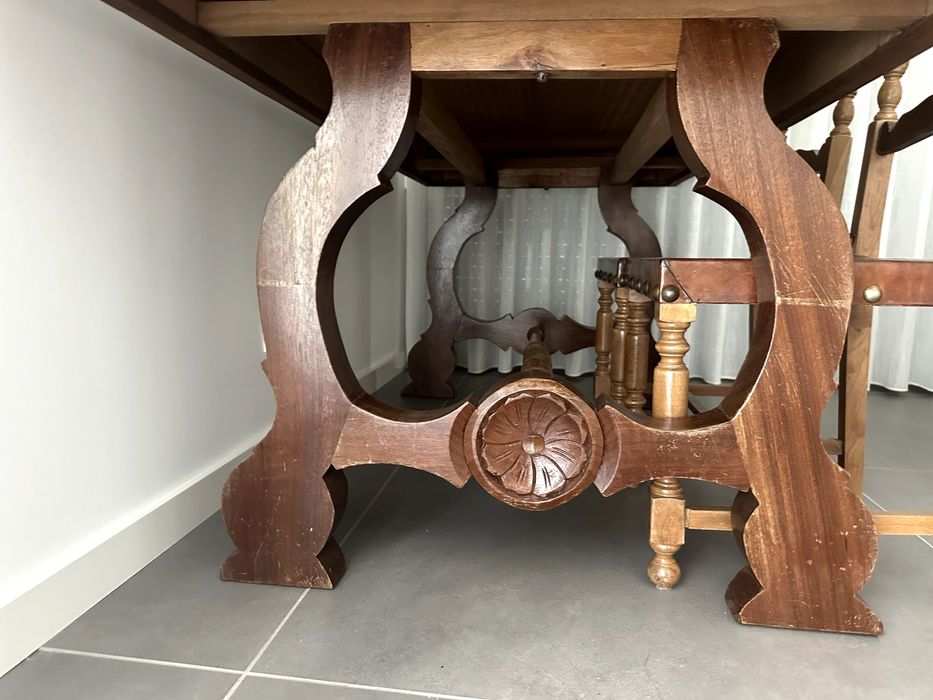 mesa jantar madeira de nogueira com 7 cadeiras