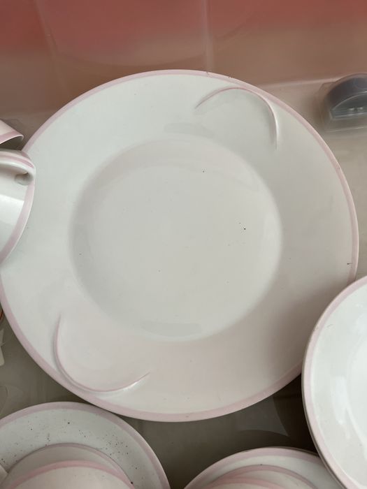 Egg-shell tea set in good condition426579763188224002