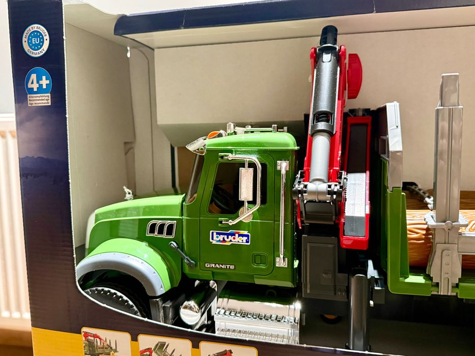 Samochód ciężarowy Mack Bruder do przewozu drzewa + 3 kłody