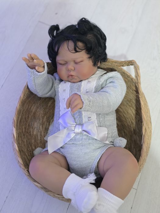 Bebe Reborn Menina cabelo Preto 60 cm  Kit Pickle com enxoval