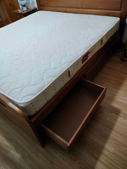 Cama XXL em excelente estado com 4 gavetões