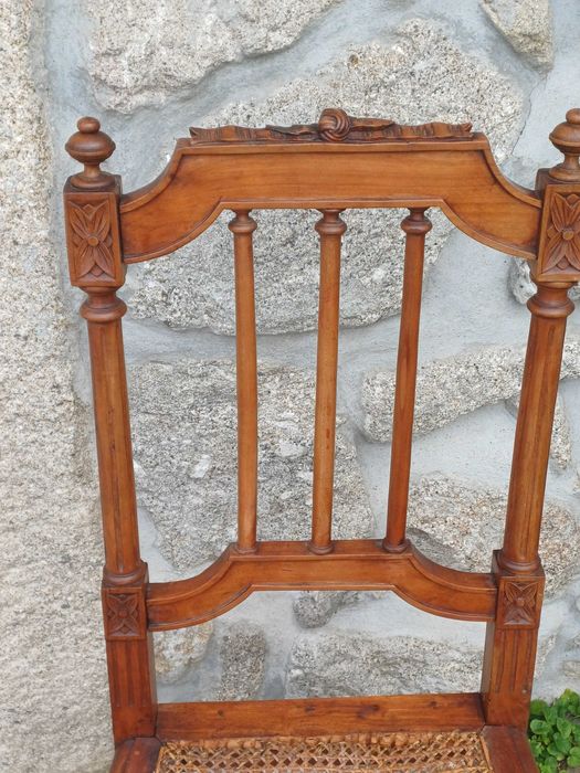 Cadeira muito antiga de madeira com assento em palhinha