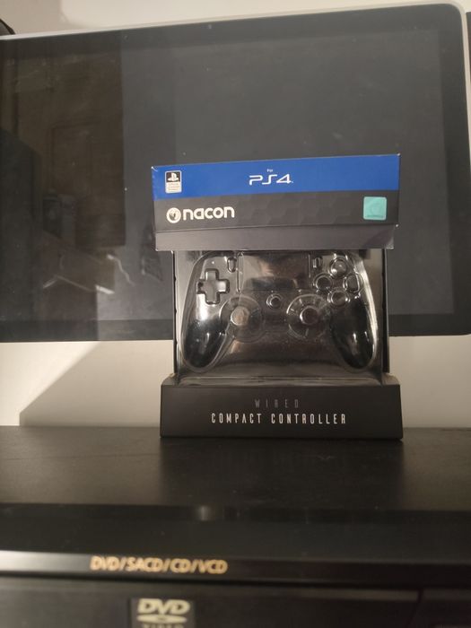 Comando PlayStation 4 em muito bom estado (somente a caixa)