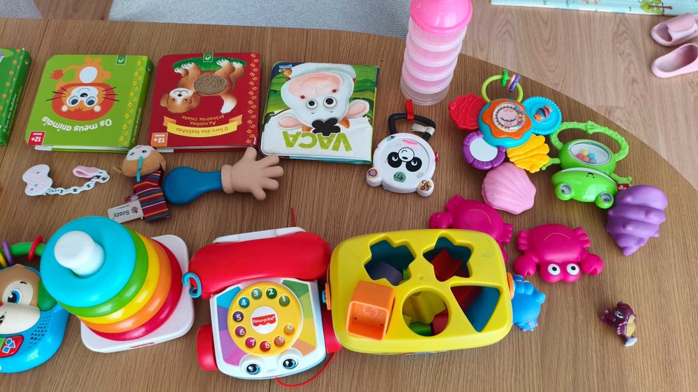 Lote de brinquedos e livros de bebé — Fisher-Price, Chicco e outros