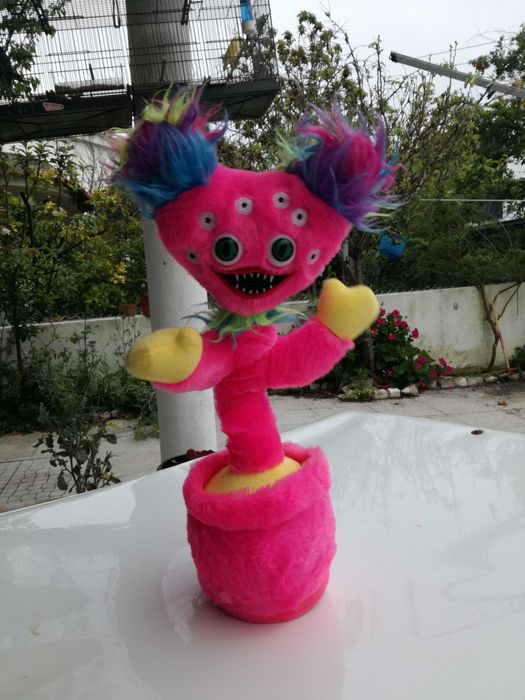 Boneco mágico repete os sons canta e dança