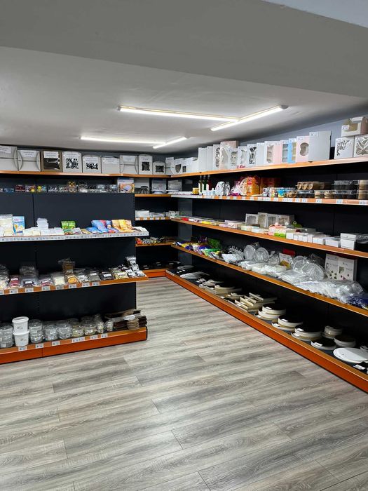 Металеві стелажі з полицями для магазину — торгове обладнання
