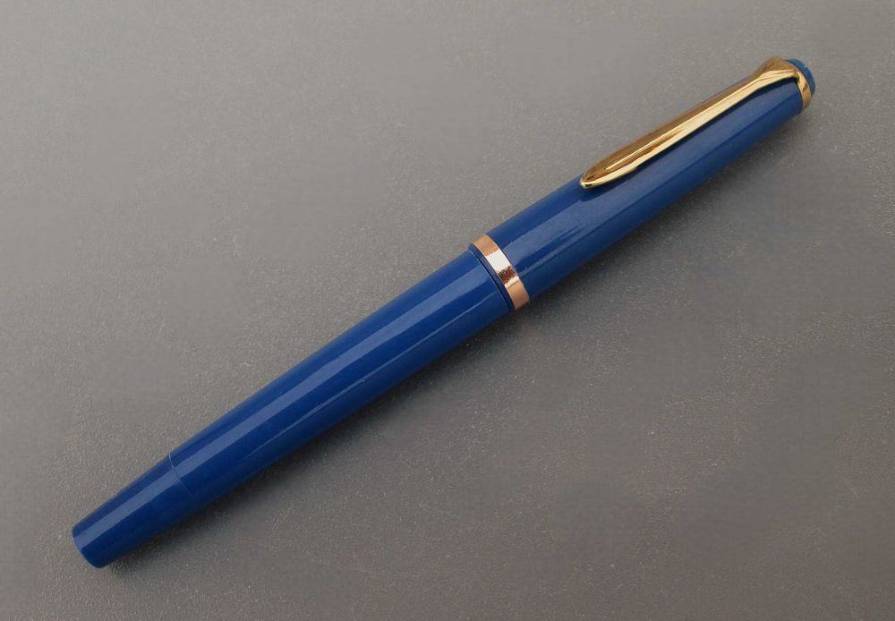 Antiga Caneta de Tinta Permanente STUDIO em cor Azul - NUNCA USADA