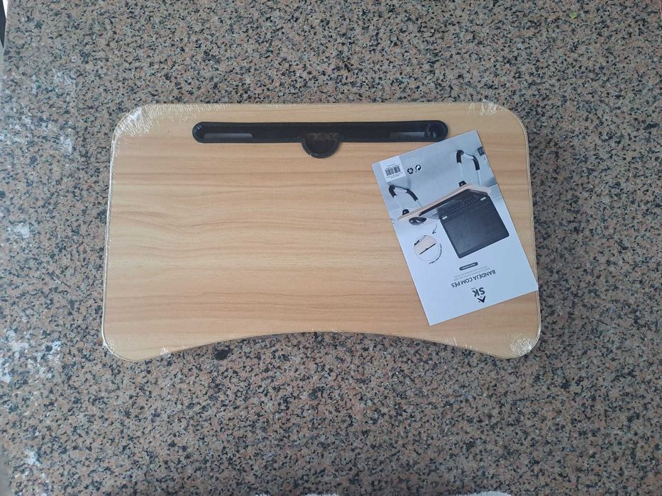 Bandeja com pés para computador