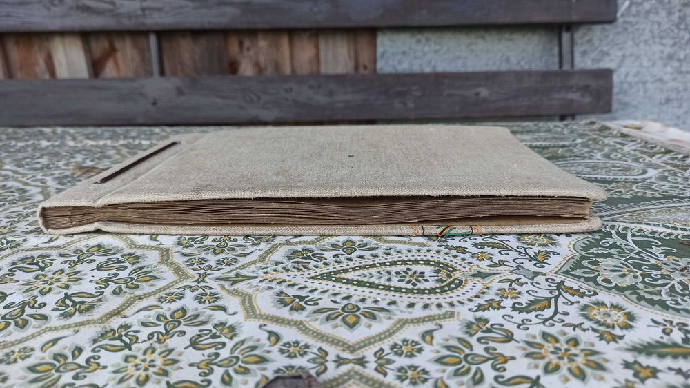 Stary ok 70-cio letni album na zdjęcia obszyty płótnem lnianym