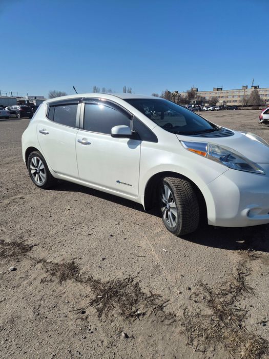 Nissan Leaf электромобиль