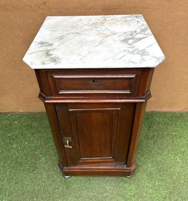 Mesa de cabeceira antiga