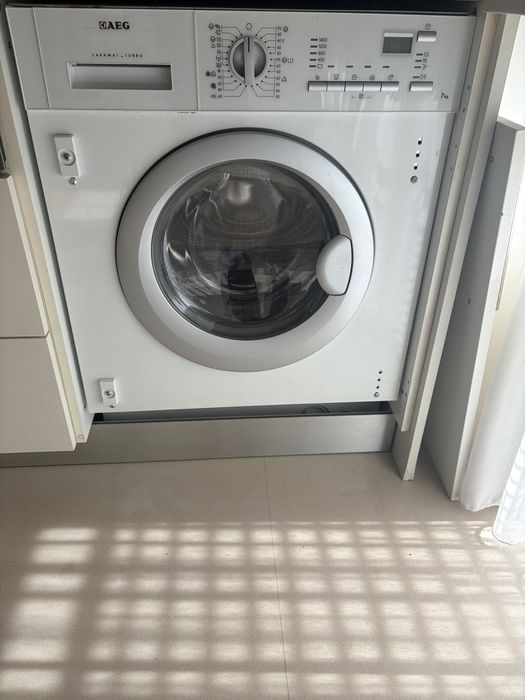 Máquina de lavar roupa AEG lavar e secar