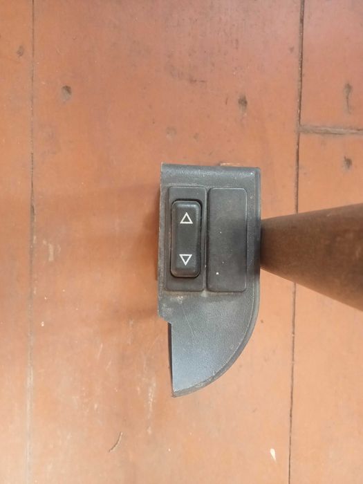 Сеат Ибица 88г.в. кнопка стеклоподъёмника.