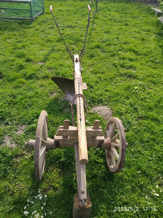 Продам плуг і теліжки