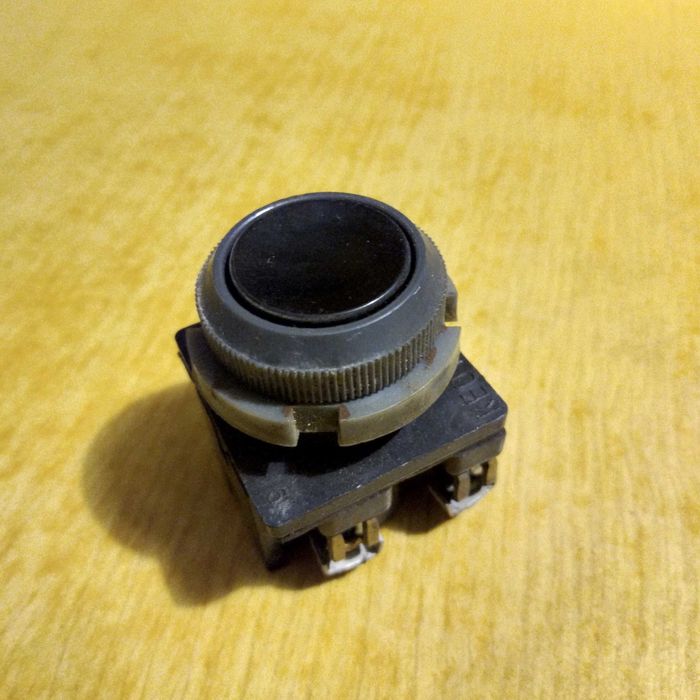 Зарядное устройство, пожарный извещатель, кнопка