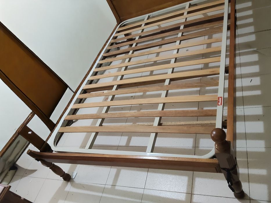 Vendo cama de madeira maciça