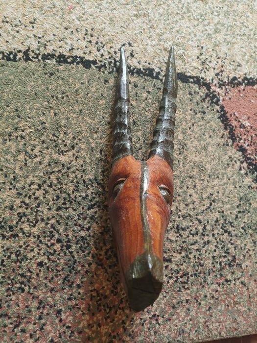 Cabeça de animal em madeira