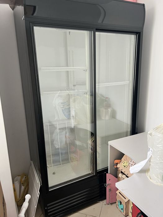 Холодильна шафа для квітів/ напоїв.