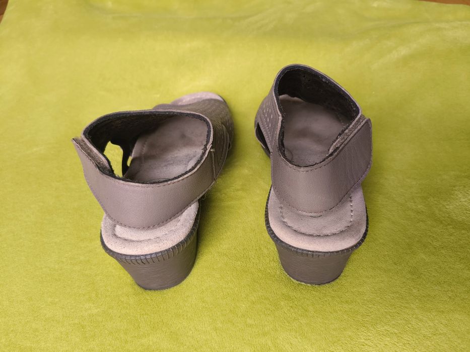 Sandały na szerokim obcasie: FootFlexx- skórzane rozm.39