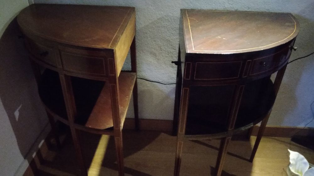 Mesas de canto em madeira