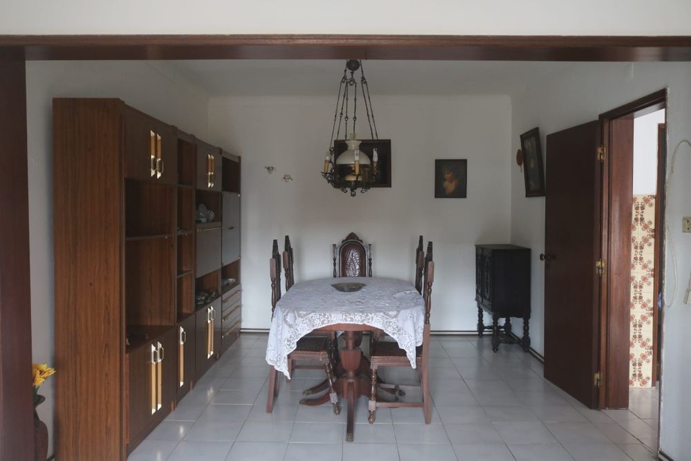 Mesa com cadeiras em madeira