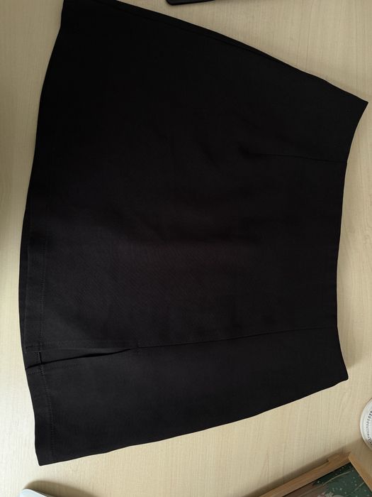 Чорна спідниця з розрізом