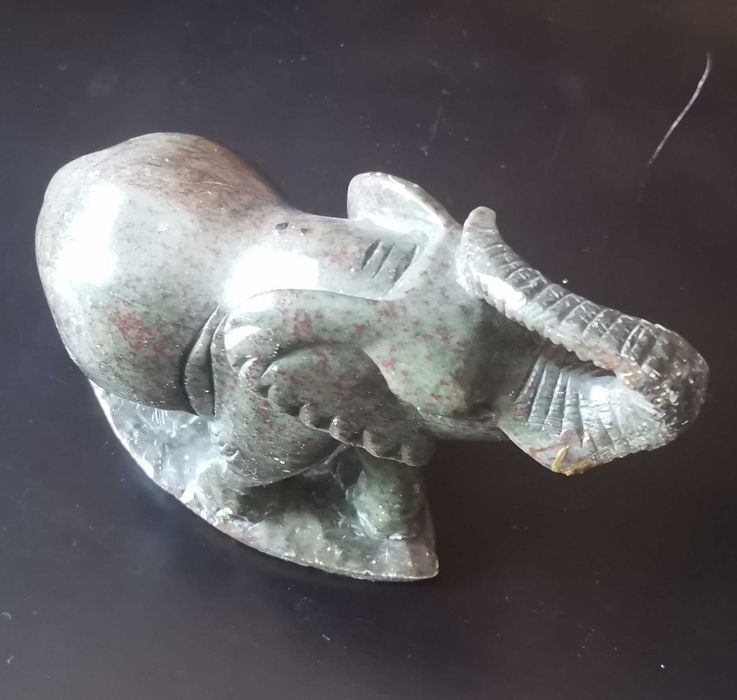 Estatueta em pedra natural