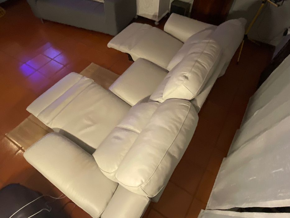 Sofá de pele 3 lugares com 2 Chaise Long + 2 Encostos Reclináveis Elétricos e Saídas de USB – Como Novo devido a Mudança