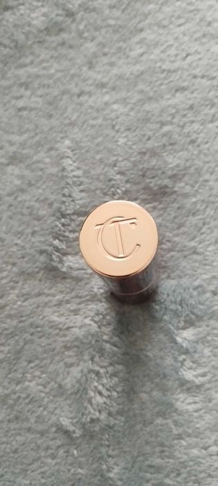 Embalagem de batom recarregável Charlotte Tilbury