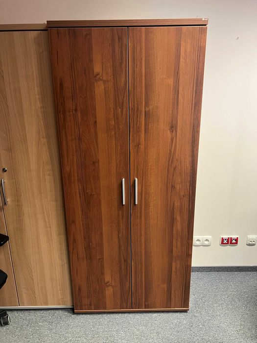 Brązowa szafa na ubrania