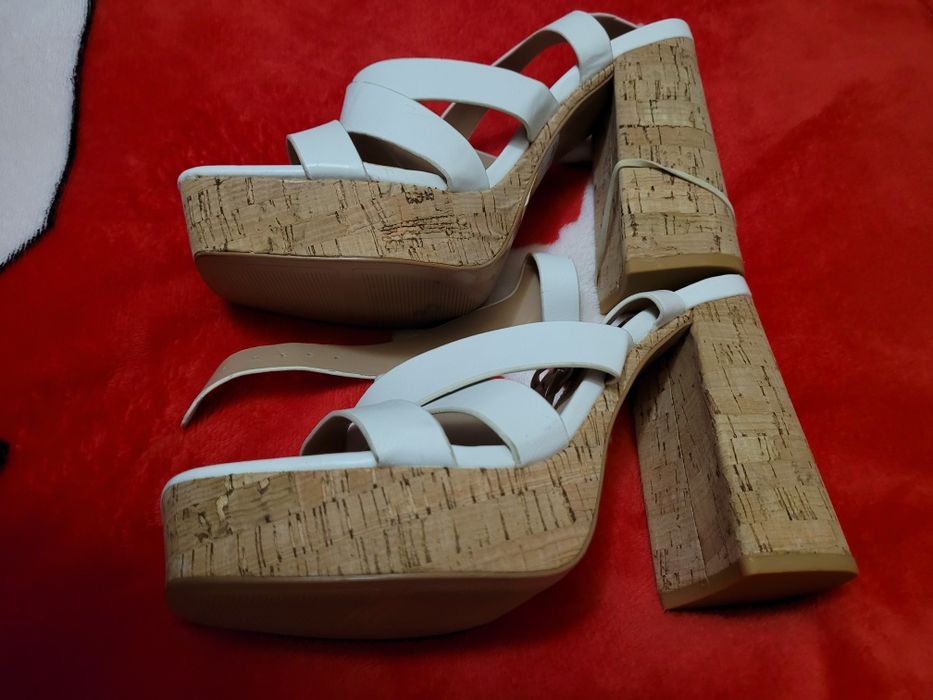 Nowe buty na obcasie Stradivarius rozmiar 39 wysokie, z odkrytą piętą