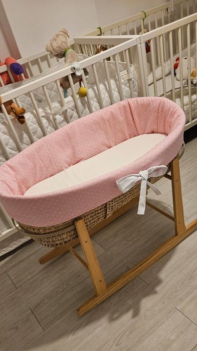 Alcofa com colchao e  base