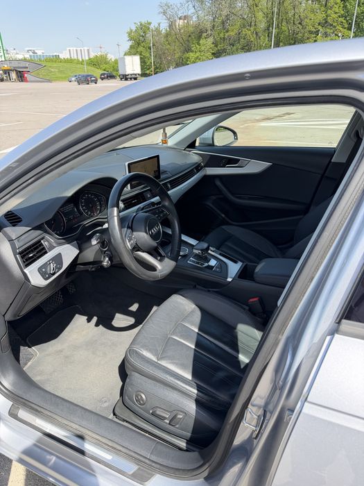 Машина Audi A4 2017 року