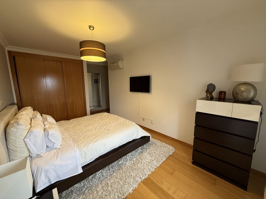 Quarto completo em madeira maciça - Excelente estado