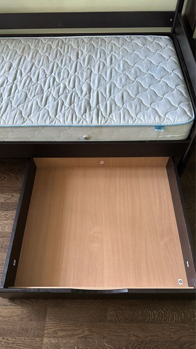 Двухъярусная деревянная кровать венге