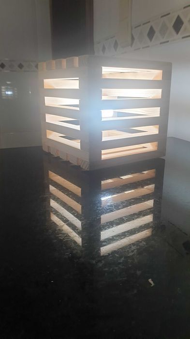 Candieiros muito bonitos em madeira de pinho