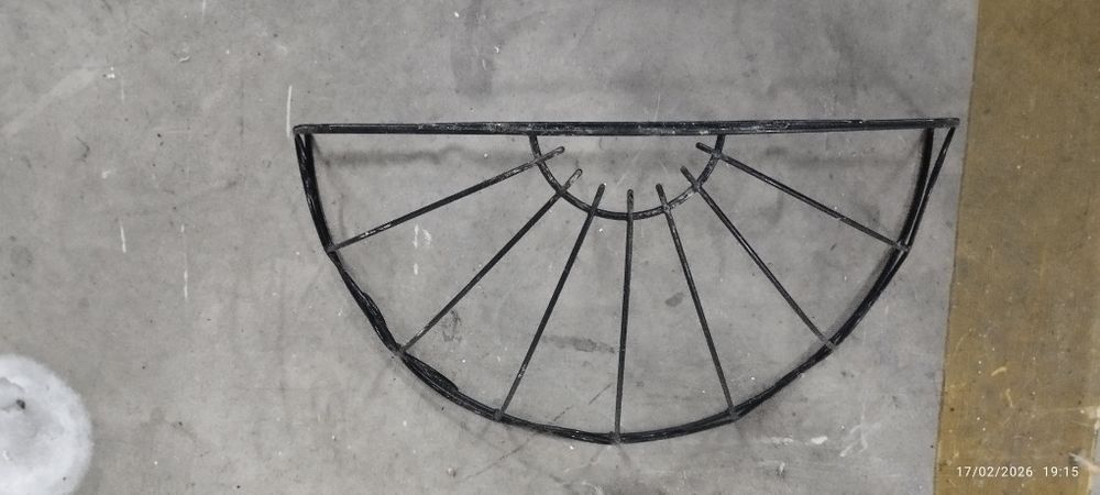 Suporte em ferro, de parede, para plantas. 40x21x18. Em Loulé.