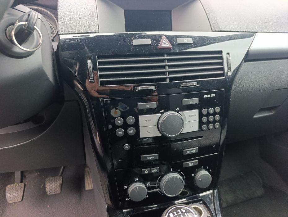 Astra H piano Black komplet radio ramka części