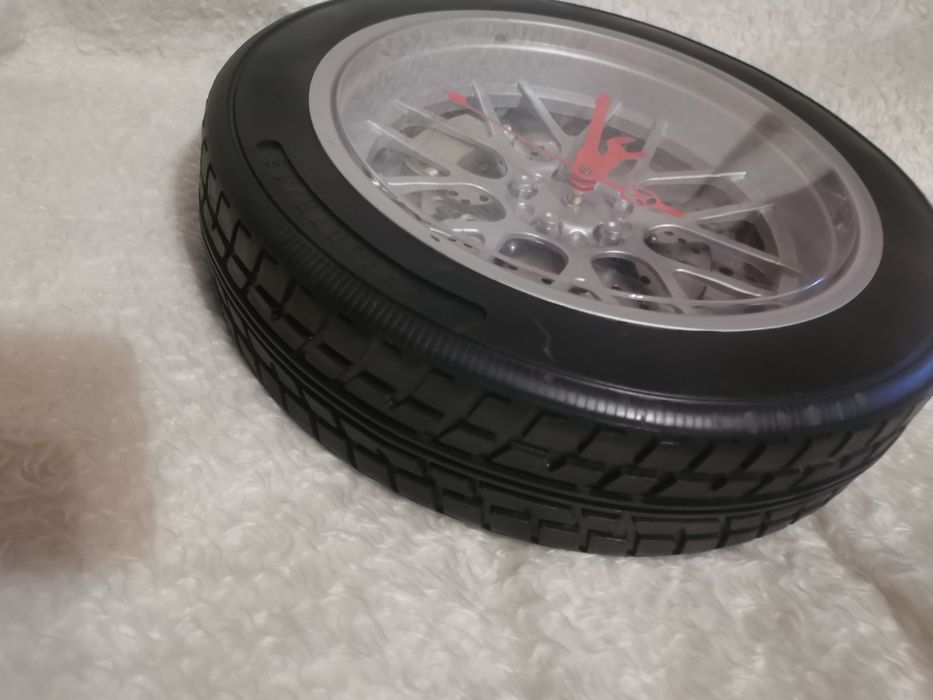 Zegar ścienny w kształcie opony duży.