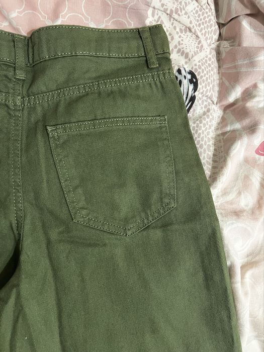 прямые джинсы цвета хаки