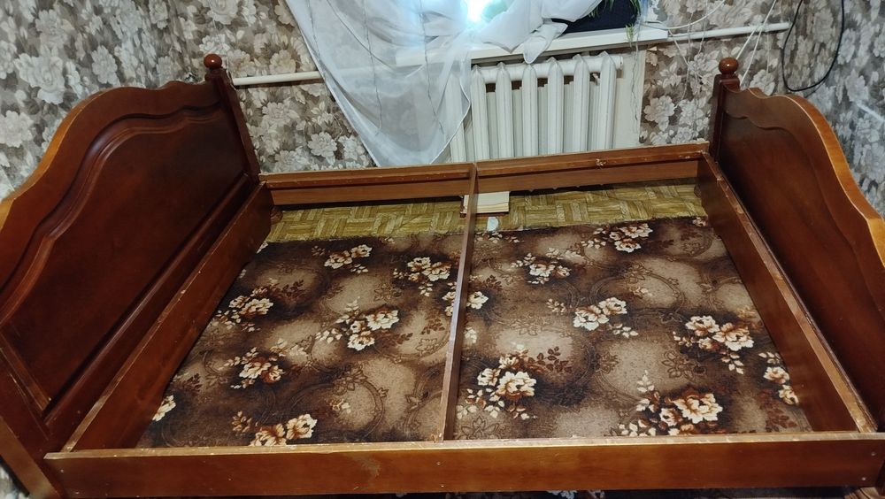 Кровать двуспальная.