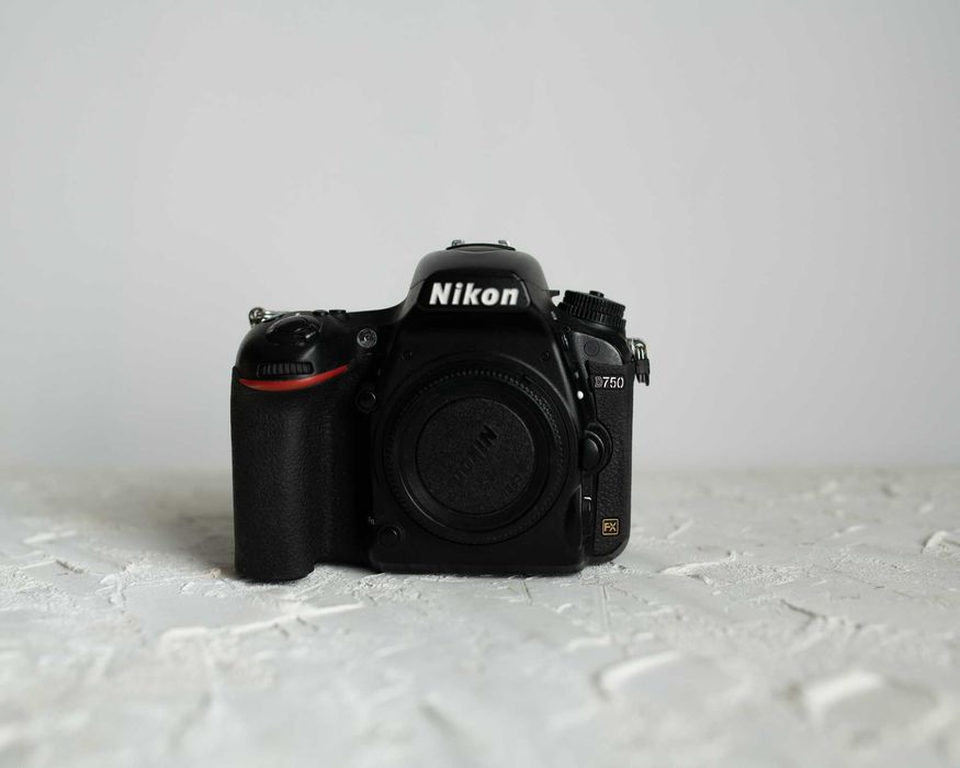 Nikon D750, body plus dodatki