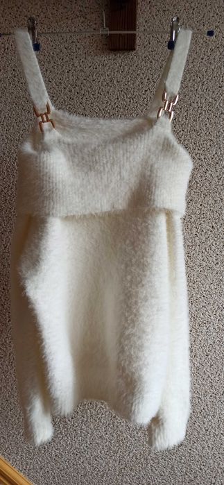Nowy biały sweter z złotymi klamrami