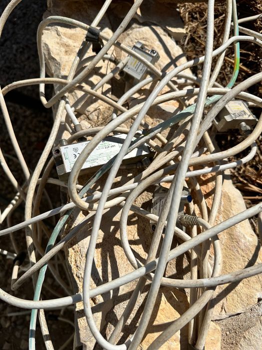 Vende-se antena parabólica com vários cabos, amplificador e LNB de 8 saídas, bem como uma antena terrestre.