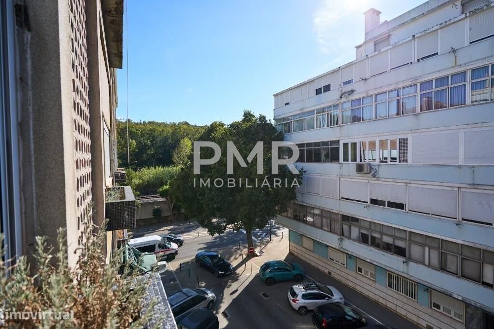 T2 remodelado com 2 casas de banho, em Benfica, próximo ao Califa e ao