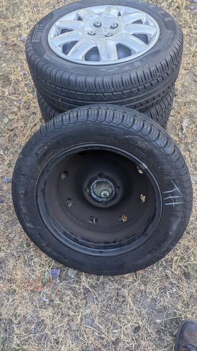 Резина Pirelli r14 комплект с дисками и  колпаками в отличном состояни
